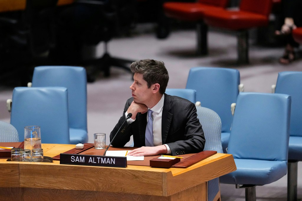Sam Altman de la OpenAI solicită reglementarea globală a inteligenței artificiale