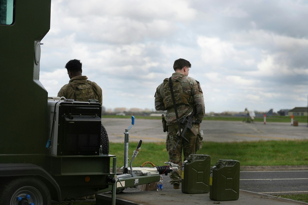 Alertă cu bombă lângă baza americană RAF Fairford din Marea Britanie; mai multe arestări