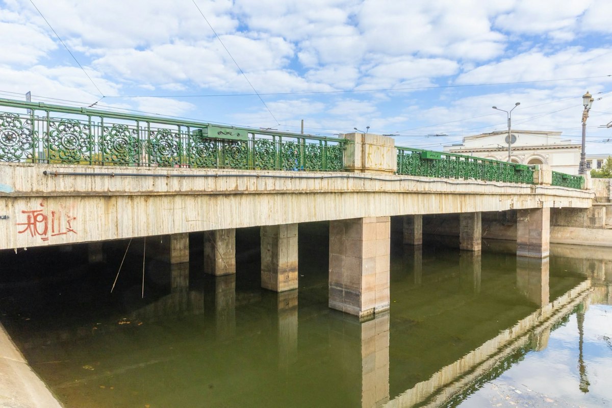 Podul Operei peste Dâmbovița intră în reabilitare din cauza fisurilor și degradărilor