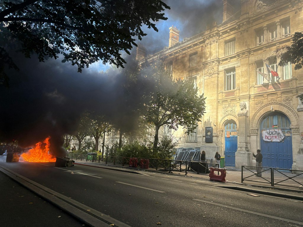 Proteste violente în Franța: sute de elevi reținuți, zeci de polițiști răniți