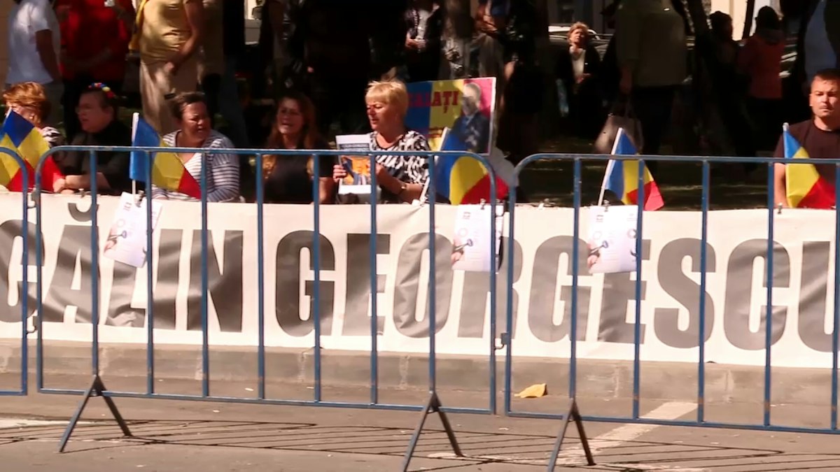 Ce spun susținătorii lui Călin Georgescu, dincolo de lozinci și etichete. Unii oameni protestează de trei zile