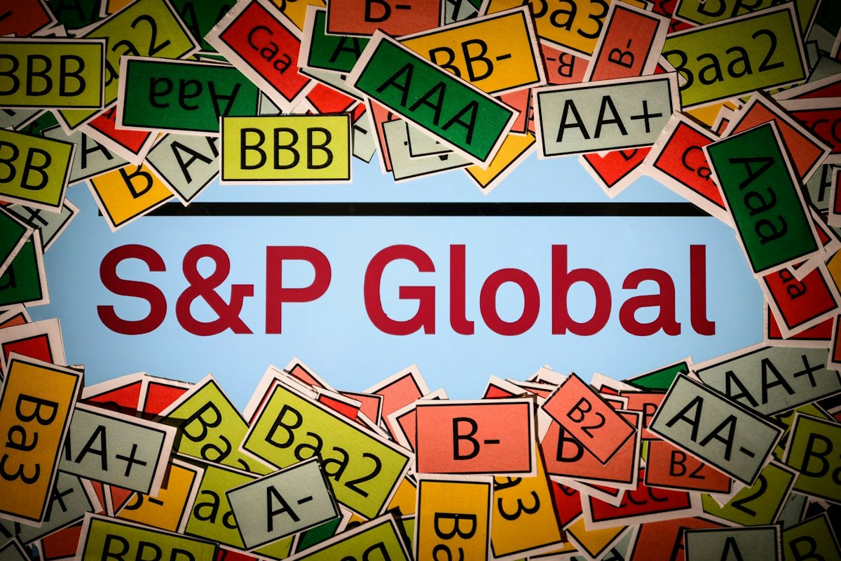 România primește verdictul S&P care poate retrograda ratingul țării la categoria "junk"