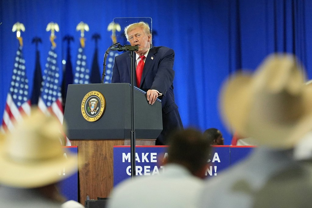 Donald Trump trimite 9.000 de militari și un portavion în Orientul Mijlociu, avertizând Iranul