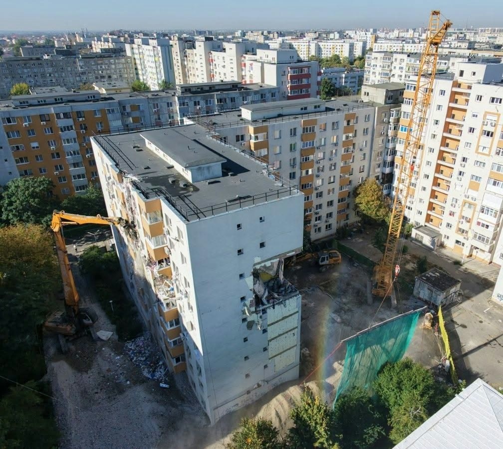 Demolare controlată a etajelor avariate în blocul din Rahova, aproape un an după explozie
