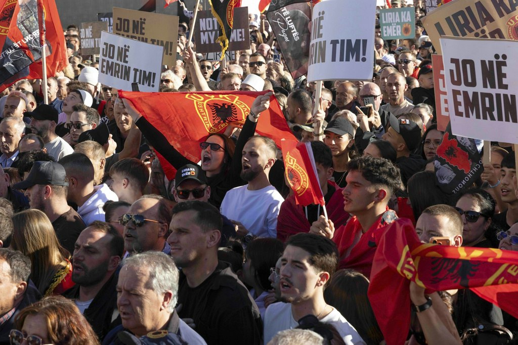 Proteste violente în Kosovo după condamnarea fostului președinte Hashim Thaçi