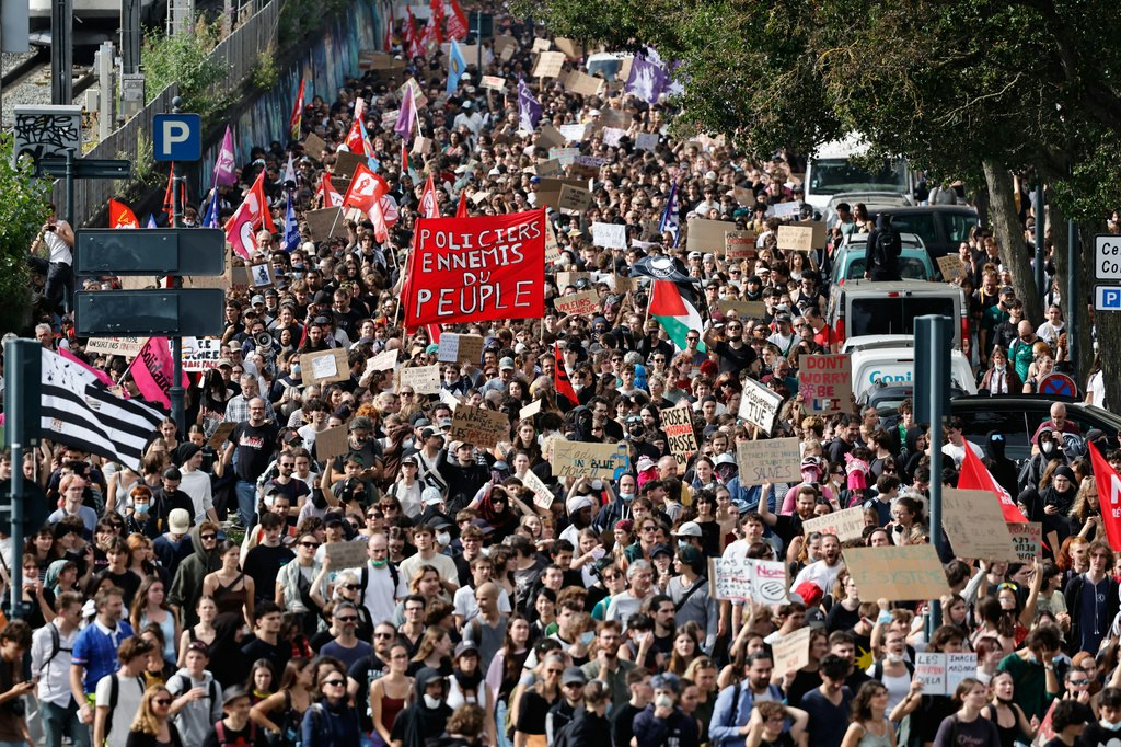 Protestele elevilor zguduie Franța: sute de răniți și peste 6.000 de arestări. Macron convoacă o reuniune de criză