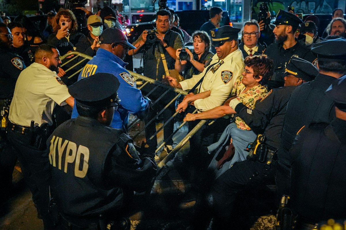 Incident armat în New York: Agenții ICE au împușcat un bărbat cu un copil în mașină