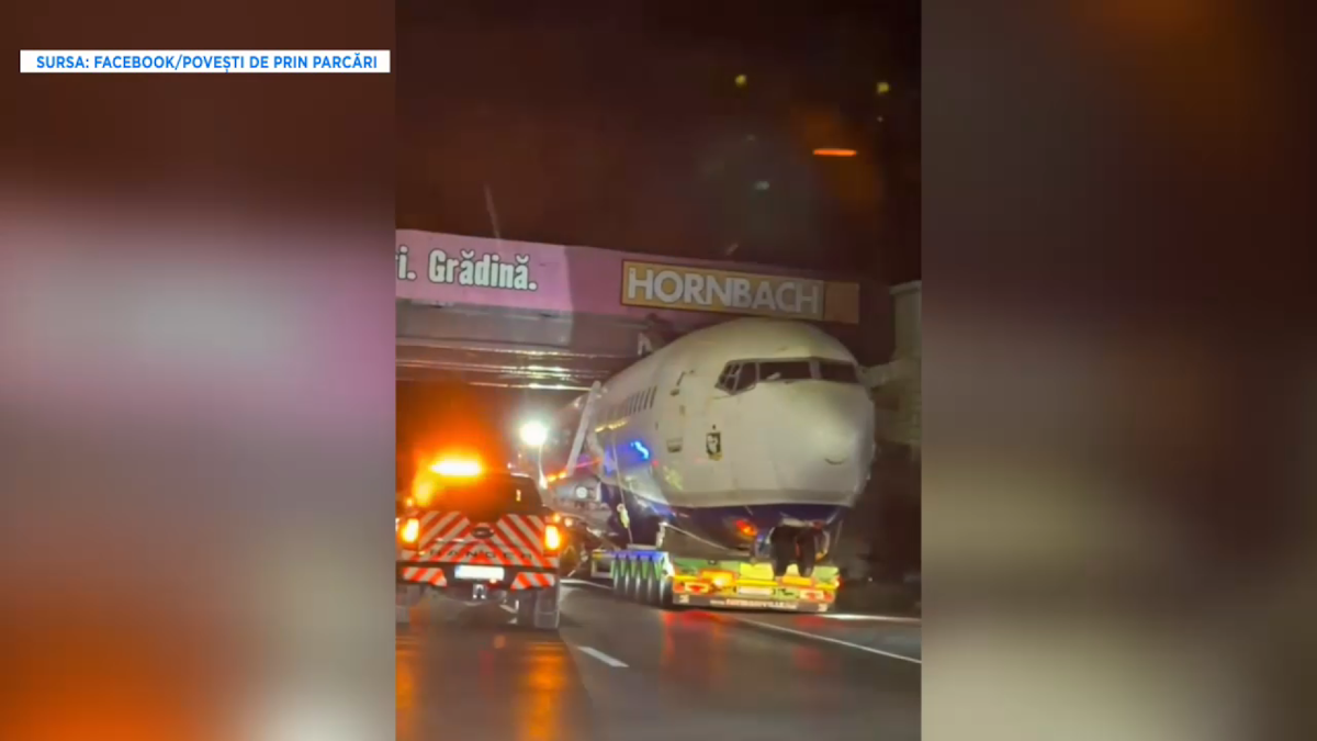 Avion dezafectat blocat sub un pod de pe DN1, urma să fie transformat în loc de joacă