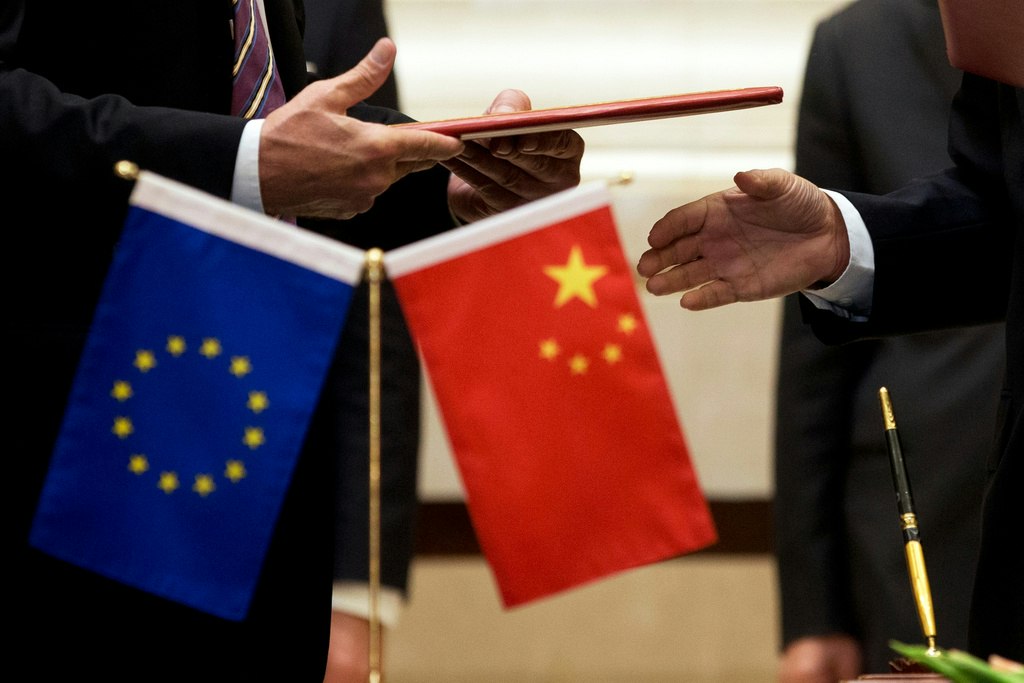 UE și China au încheiat un acord pentru limitarea exporturilor de mașini hibride chinezești către Europa