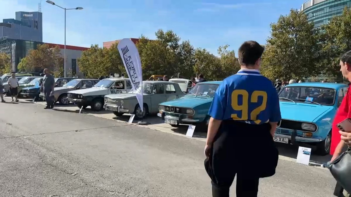 Expoziție de mașini din perioada comunistă la Biblioteca Națională a României
