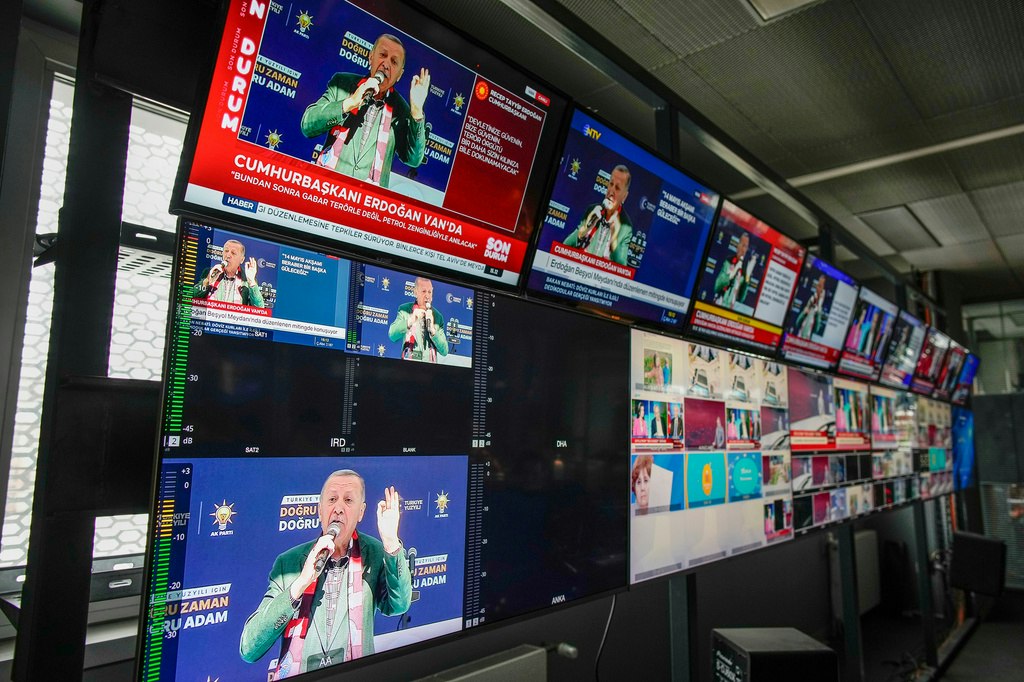 Descindere a poliției la un post TV din Turcia, apropiat de opoziție. Emisia a fost întreruptă și 11 persoane au fost reținute