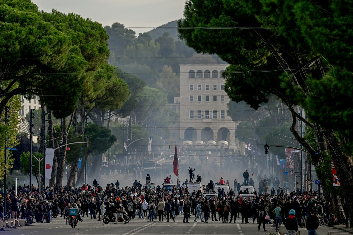 Proteste violente în Albania: mii de oameni cer demisia premierului Rama, manifestând împotriva corupției și inegalității