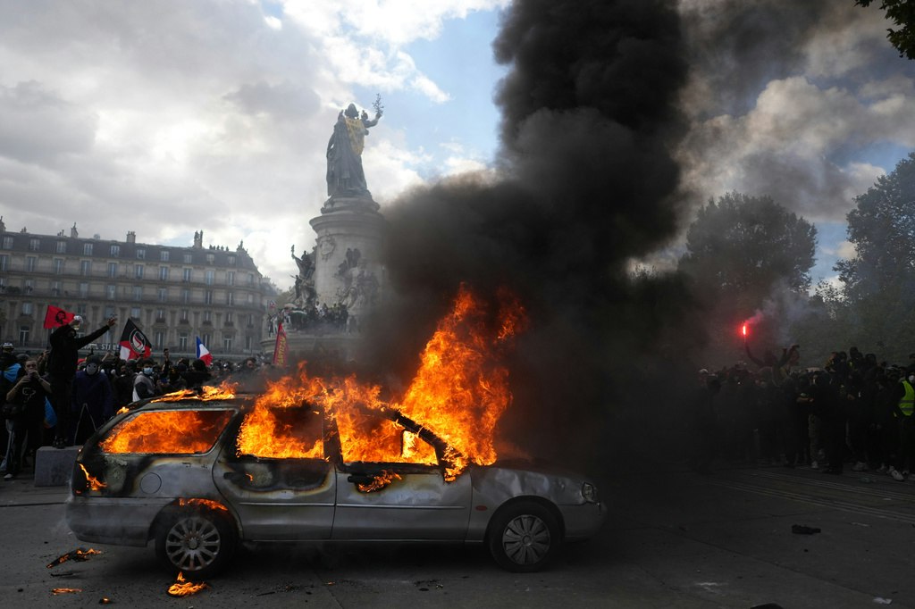 Proteste violente în Franța. Aproximativ 800.000 de oameni au ieșit în stradă. Primăria istorică din Limoges, distrusă de flăcări