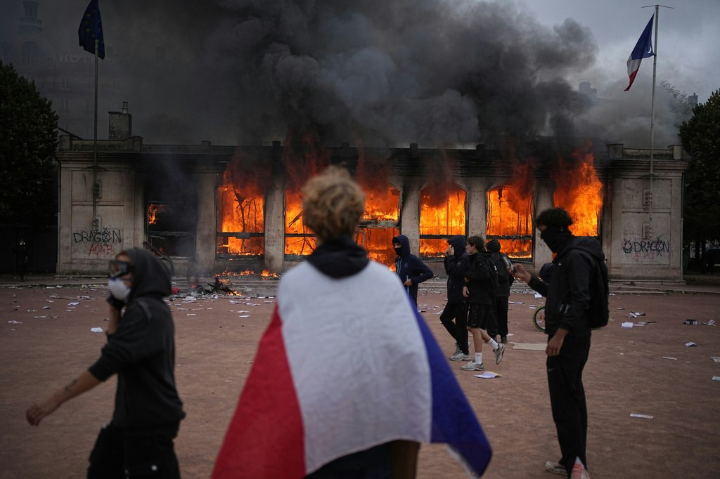 Aproape 1.000 de arestări în Franța după protestele masive și violente