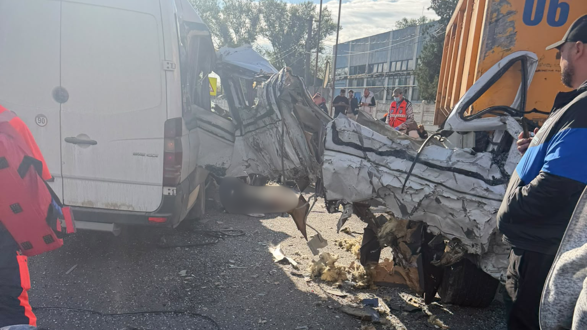 Buftea: Doi morți, după un accident între un microbuz cu 16 persoane și o autobasculantă