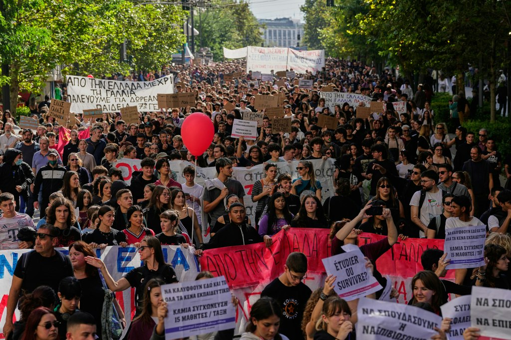 Mii de studenți și profesori protestează în Grecia pentru fonduri mai bune în educație și chirii accesibile