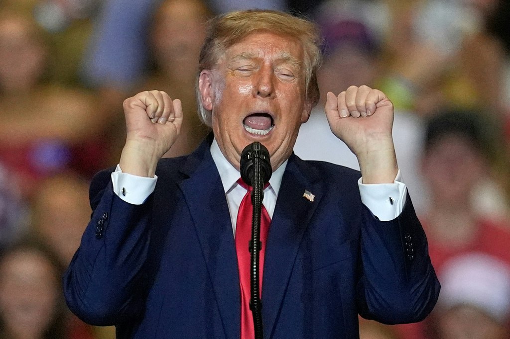 Donald Trump atacă presa după întrebări, numindu-i „proști” și criticând corectitudinea jurnaliștilor