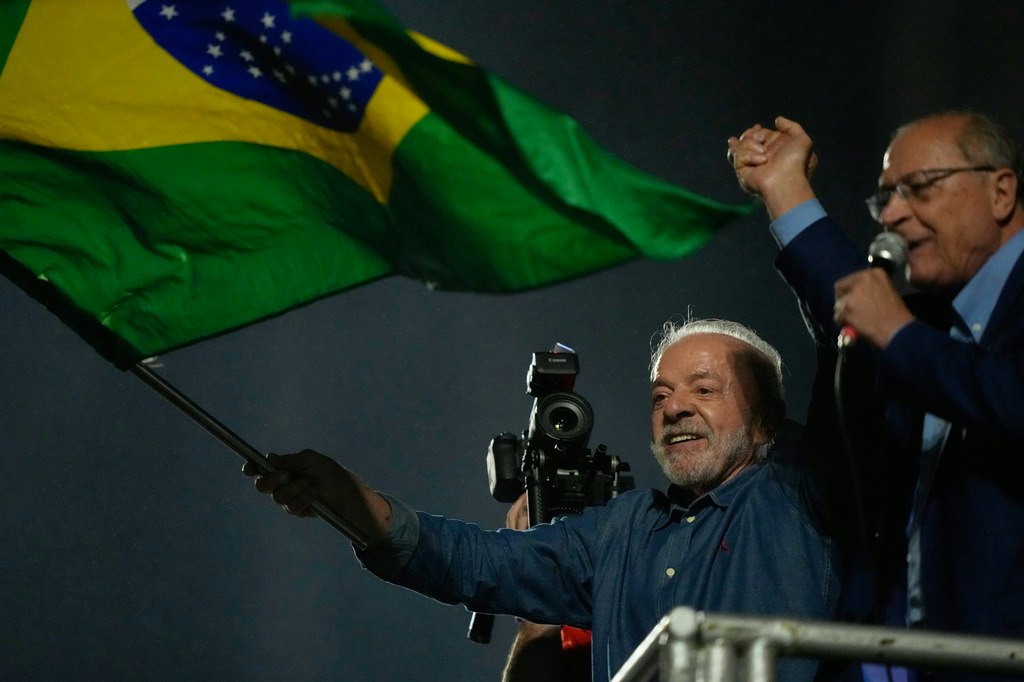 Lula da Silva câștigă un nou mandat în Brazilia, după ce a pierdut primul tur. Bolsonaro nu recunoaște înfrângerea