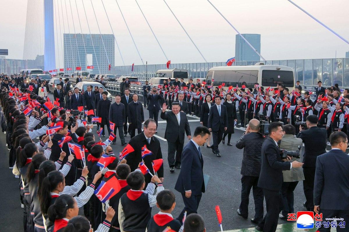 Kim Jong-un a trecut granița în China pe un pod inaugurat după 12 ani de întârzieri. Cele două țări vor să își consolideze relațiile