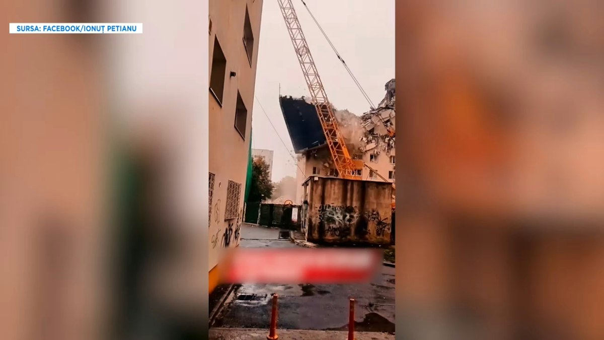 Blocul din Rahova a fost demolat controlat. Momentul în care apartamentele suspendate se prăbușesc