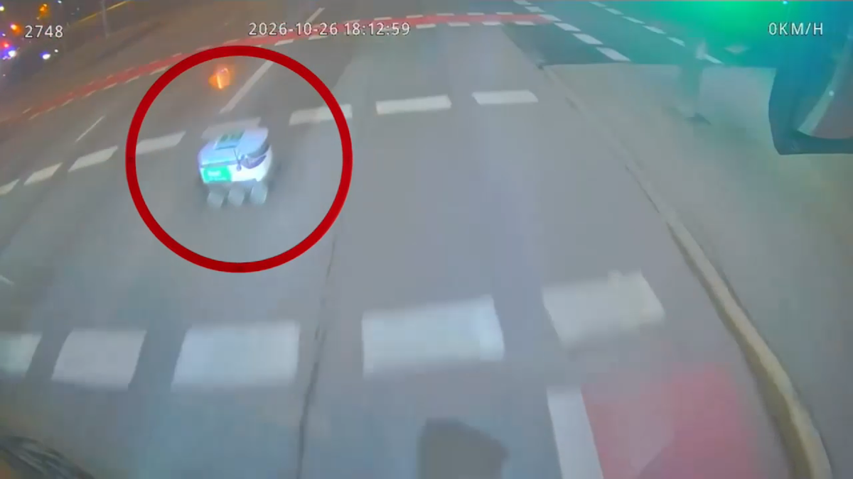 Un robot de livrări a trecut pe roșu, a lovit un autobuz și a fugit de la locul accidentului. Nouă persoane au fost rănite