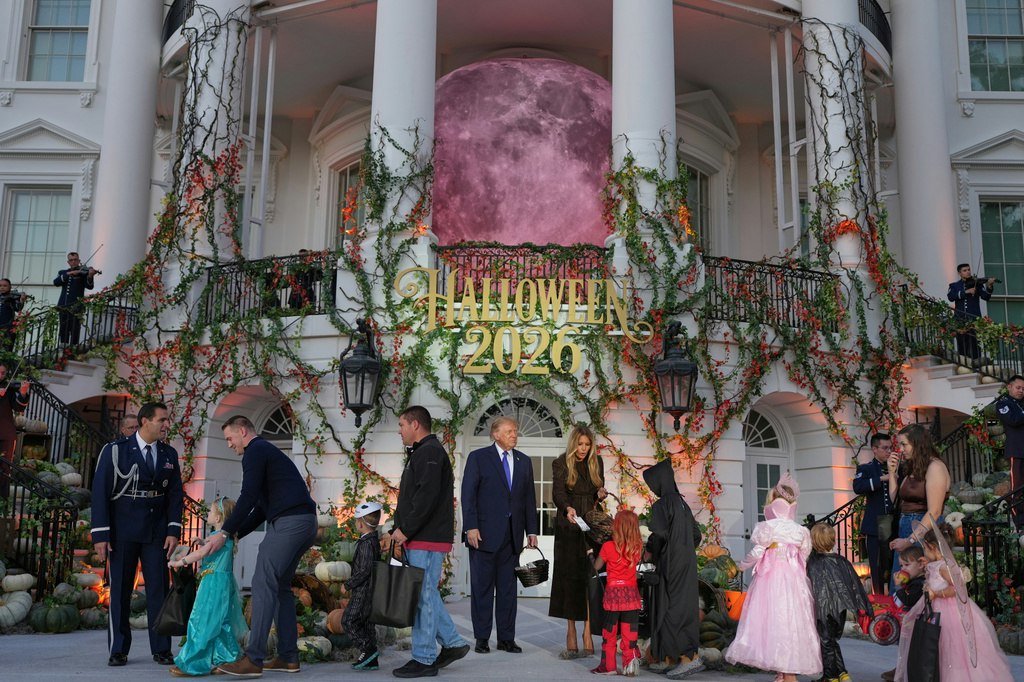Halloween la Casa Albă: Donald Trump dansează printre copiii costumați