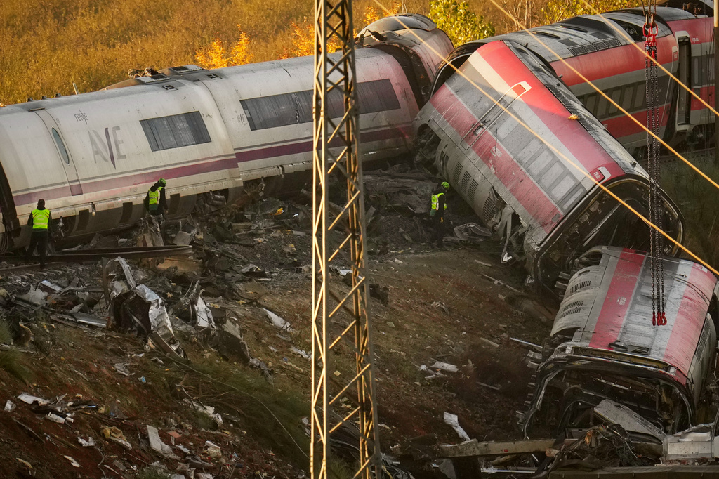 Accidentul feroviar din Spania. Doua trenuri s-au ciocnit
