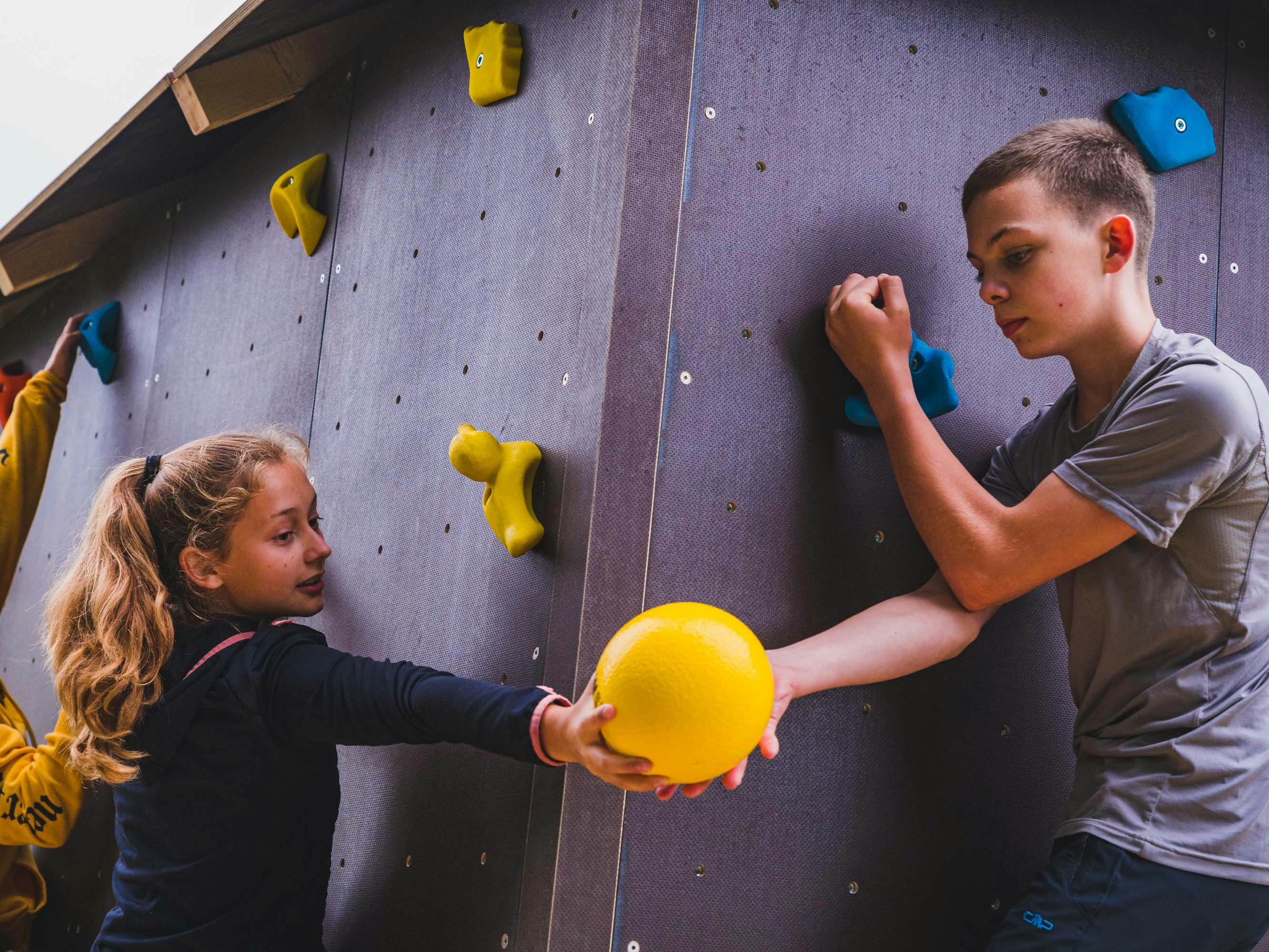 Kinder spielen am Boulderwürfel