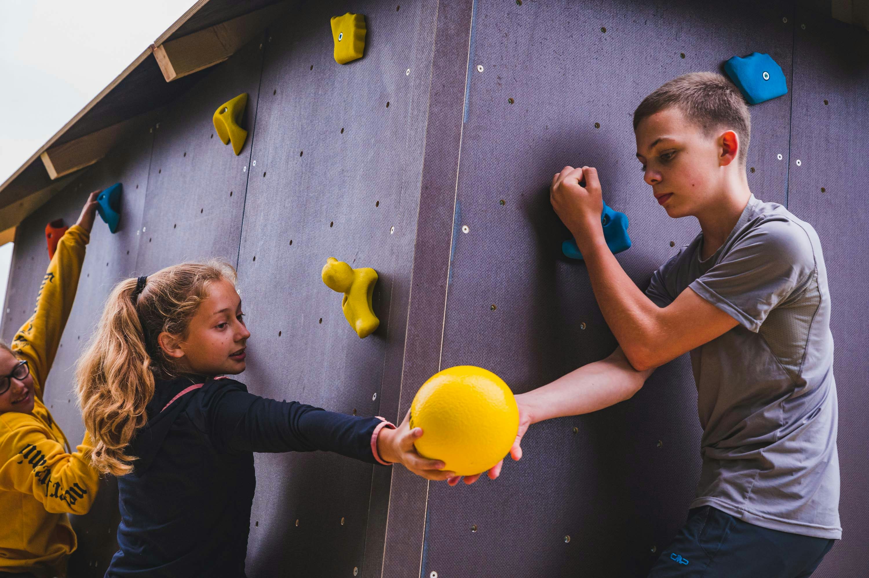 Kinder spielen am Boulderwürfel