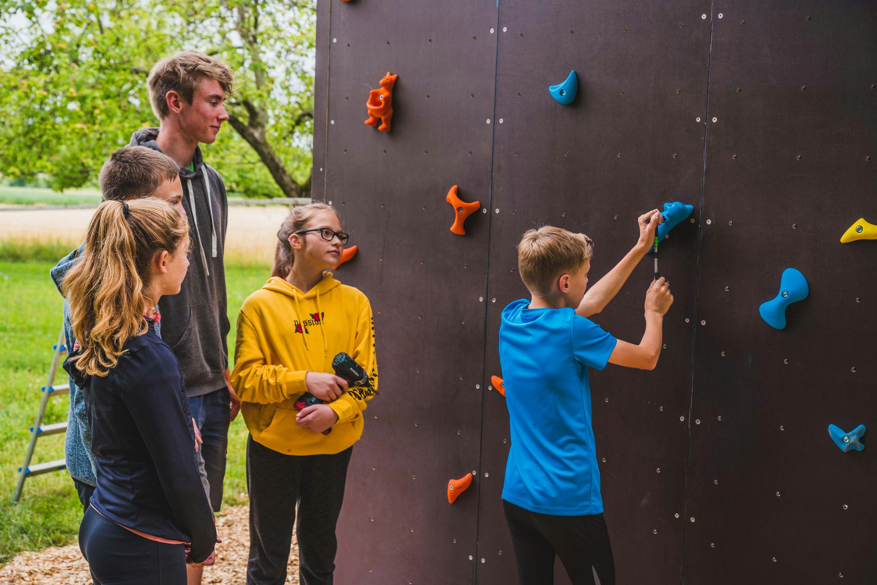 Ein Trainer baut mit jungen Menschen eine Route