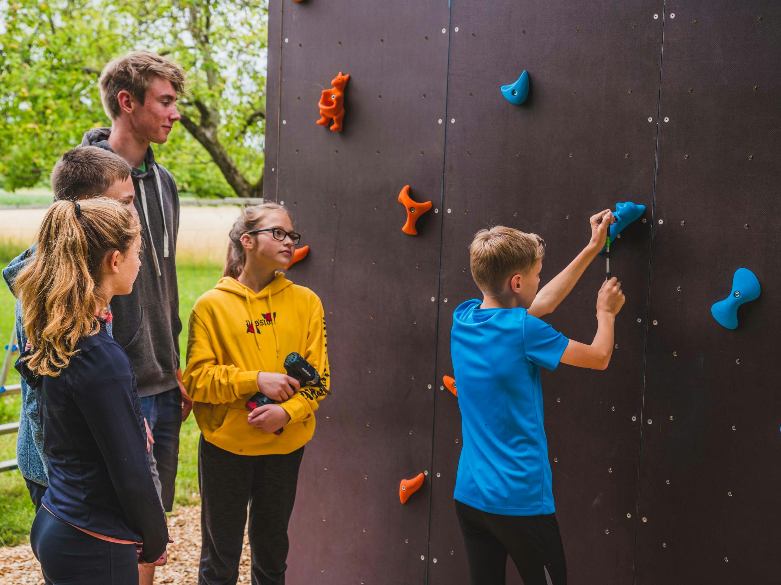 Ein Trainer baut mit jungen Menschen eine Route