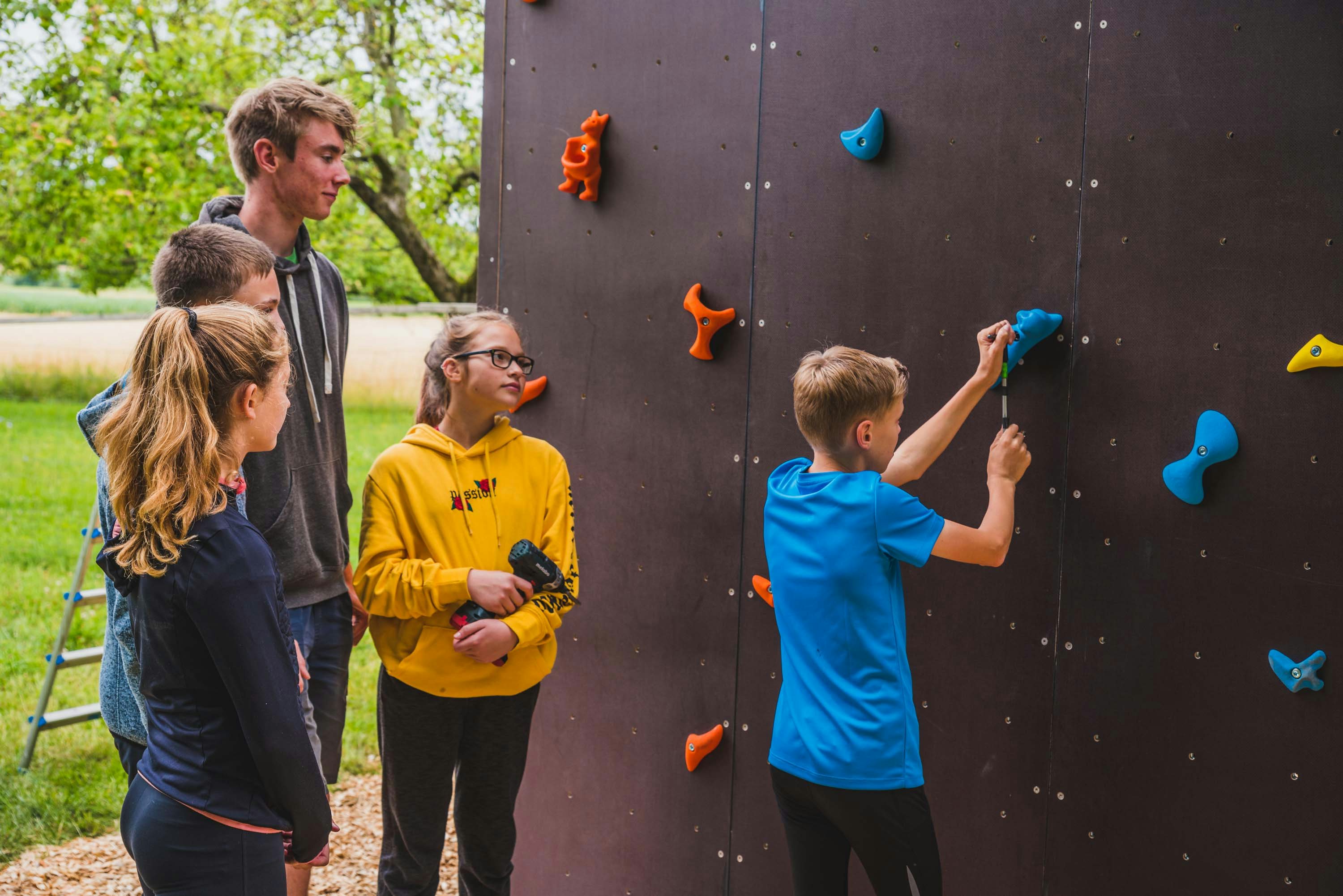 Ein Trainer baut mit jungen Menschen eine Route