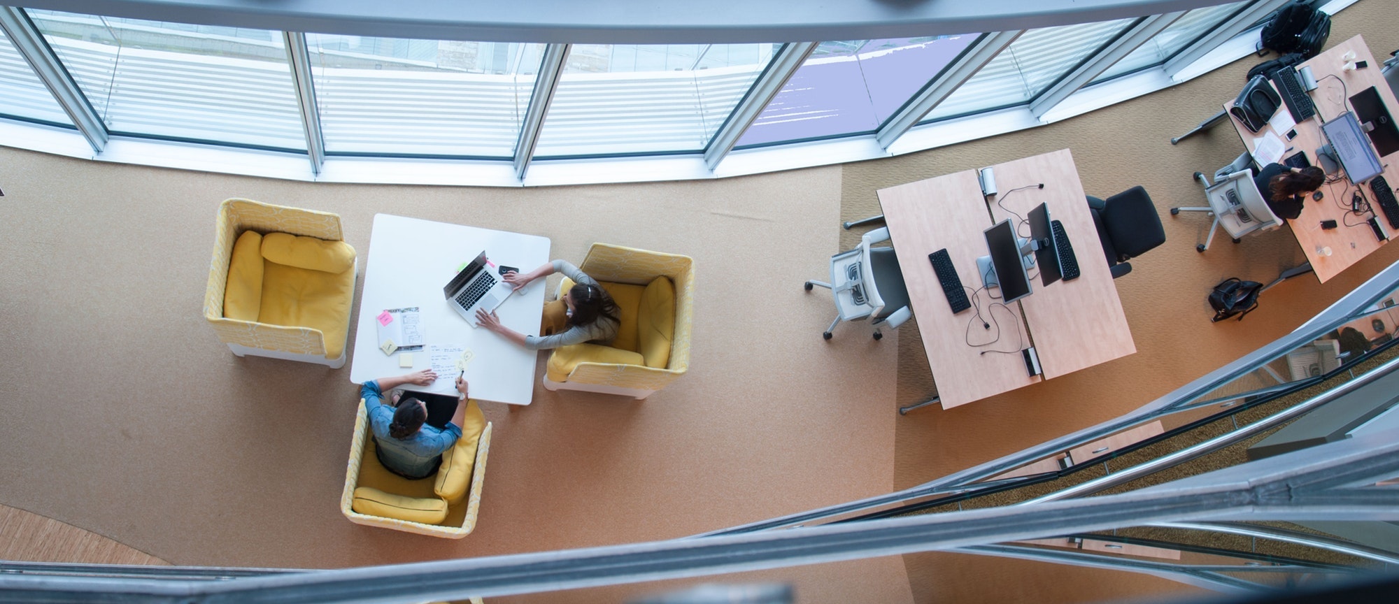 Een moderne, flexibele kantoor-omgeving, van bovenaf gezien