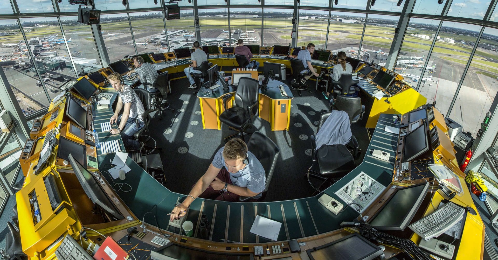 Verkeersleiders aan het werk in de verkeerstoren van Schiphol