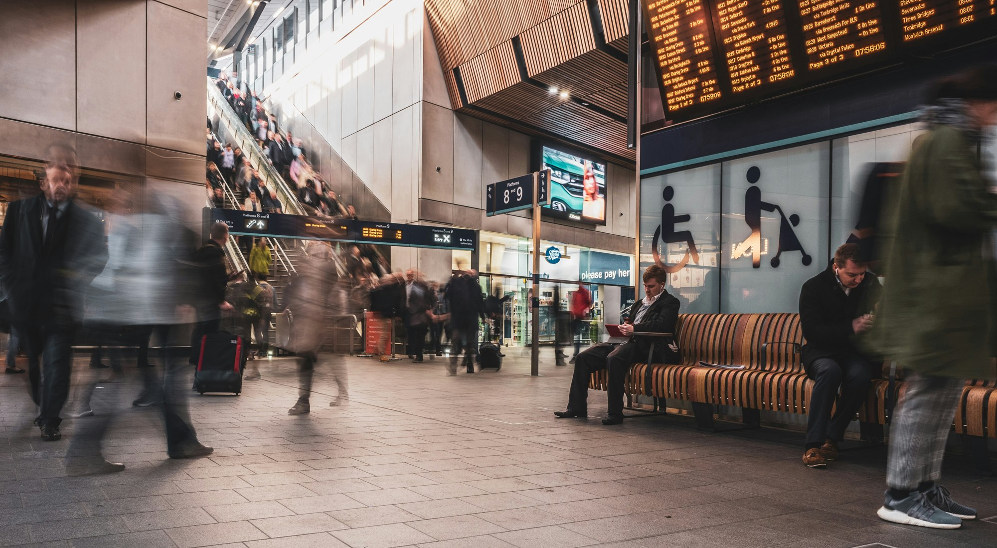 druk-stationshal-met-bewegende-mensen-roltrap