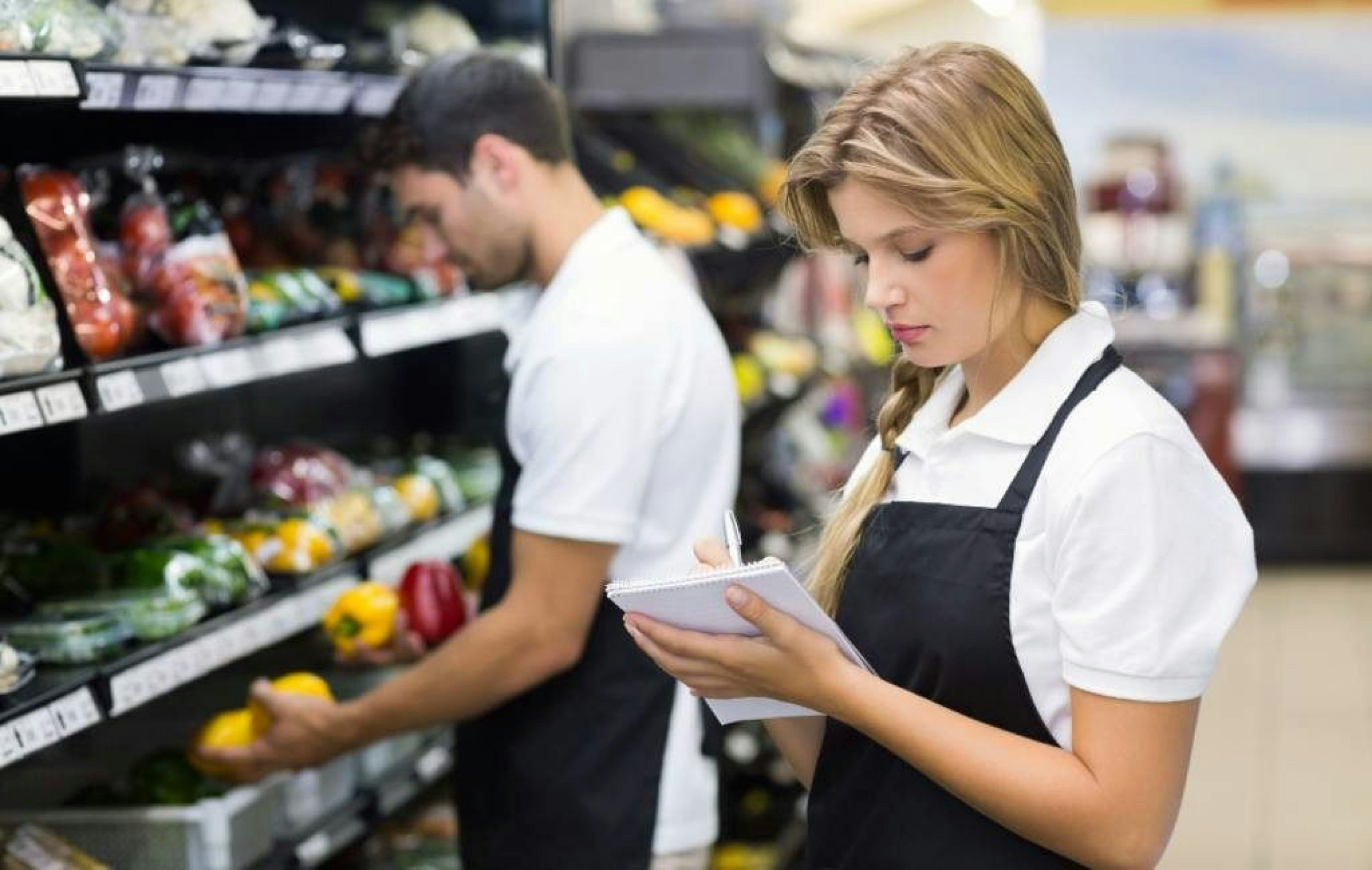Personeel aan het werk in een supermarkt
