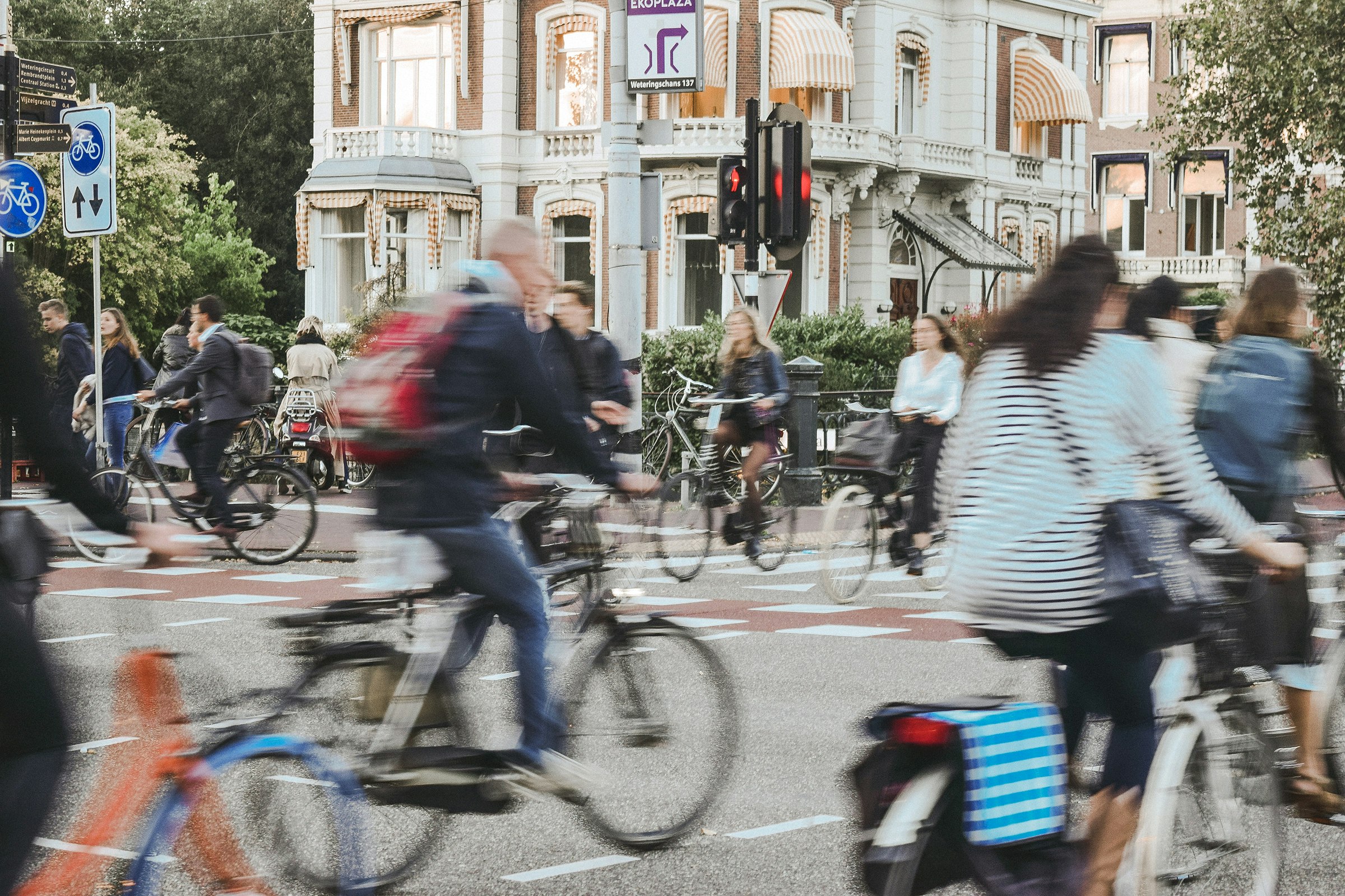 Fietsers op een kruispunt in Amsterdam