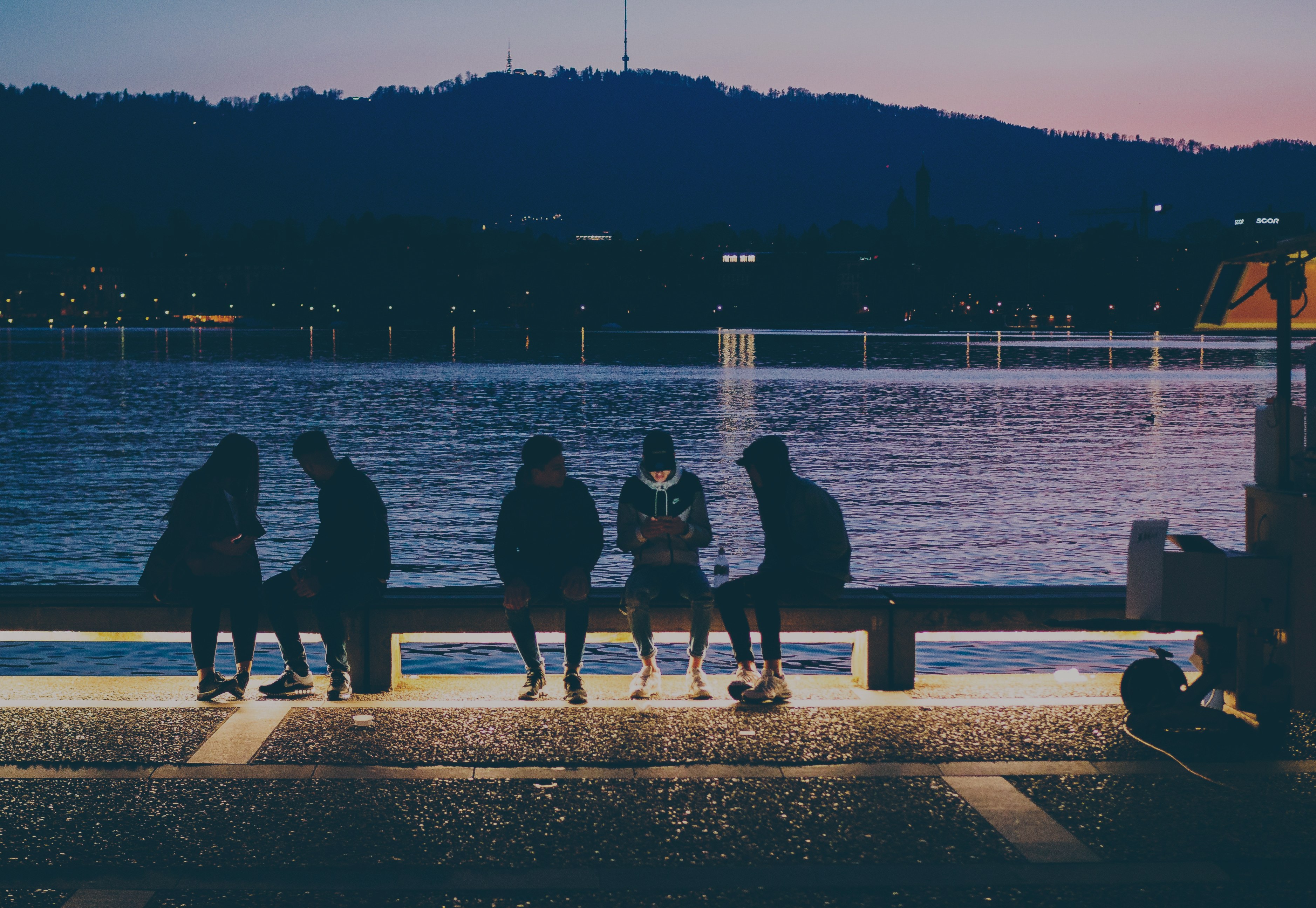 Gen-z naast een meer