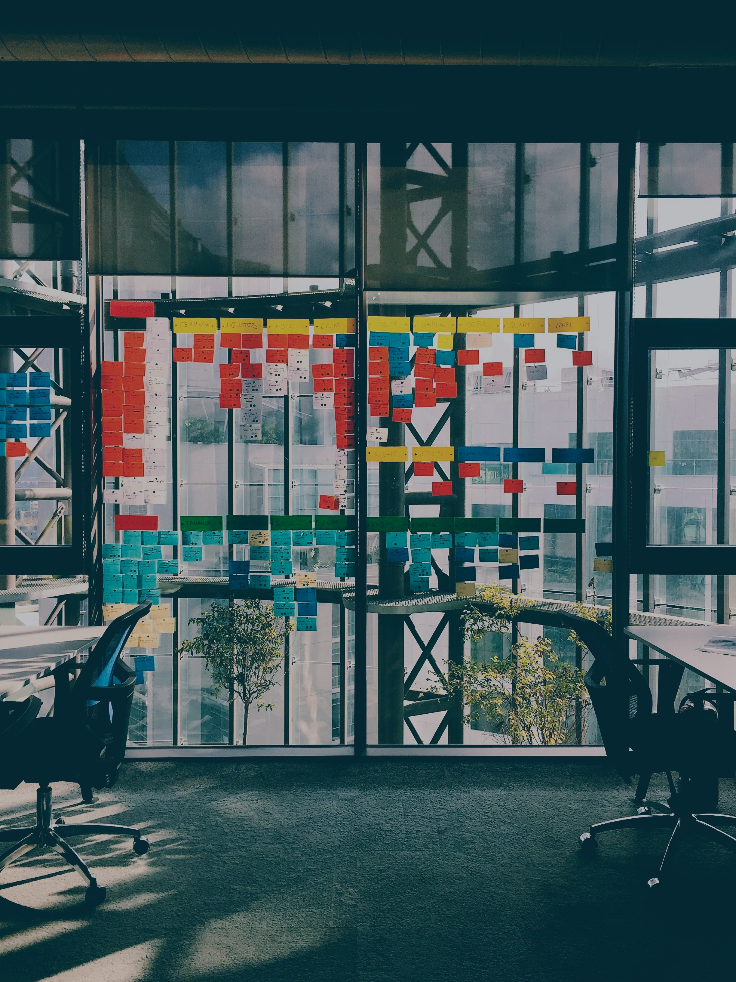 geeltjes op een ruit