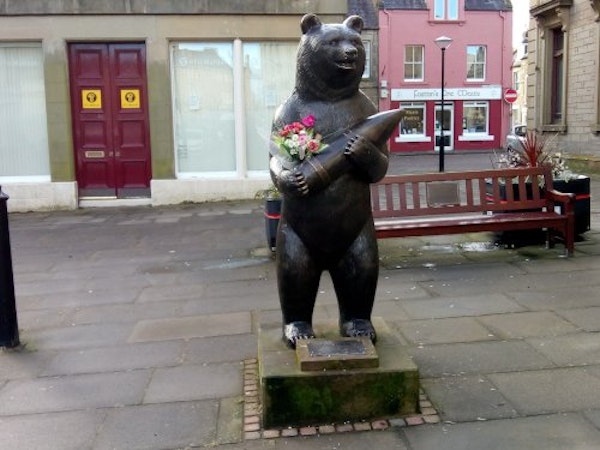 Statue of Wojtek the Bear, Duns