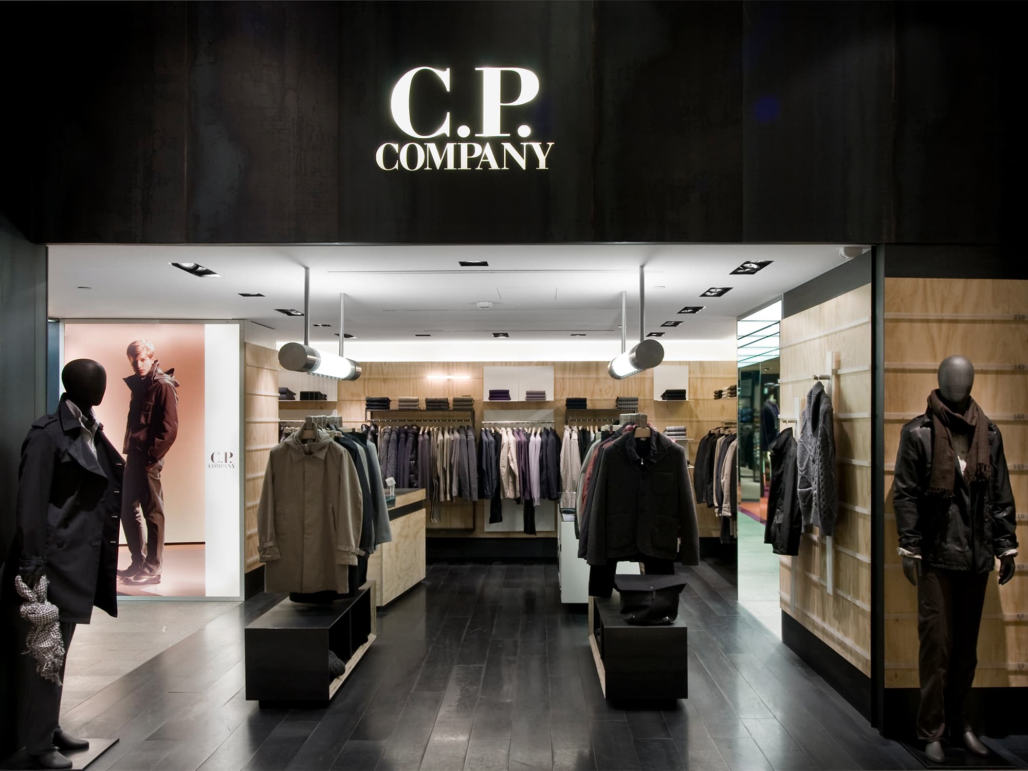 Outlet milan. P. Company. витрина c. Leonardis магазин.