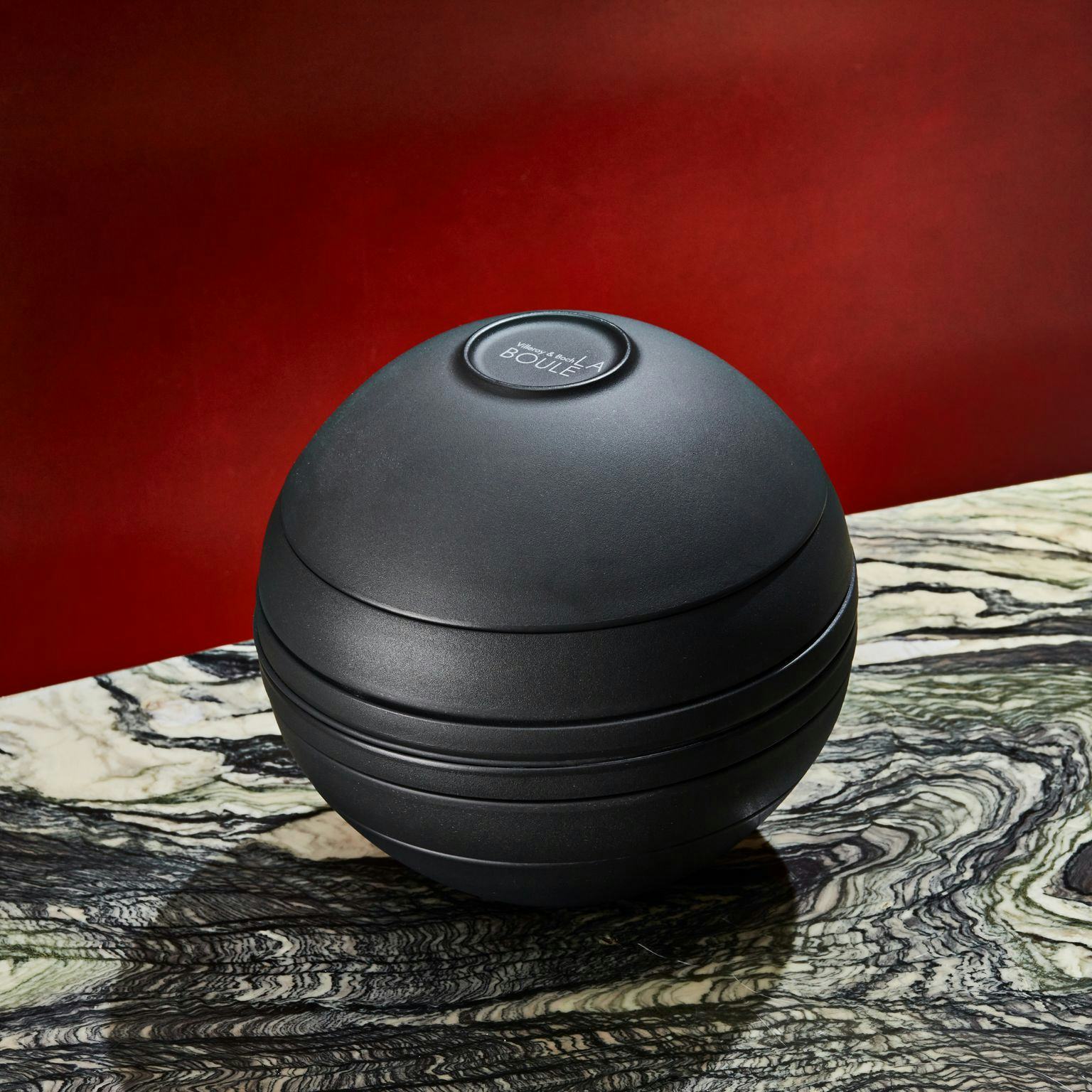A set of 2 standard bowls, 2 flat bowls, 2 plates, and a serving dish all stacked together to create a perfect circle.
