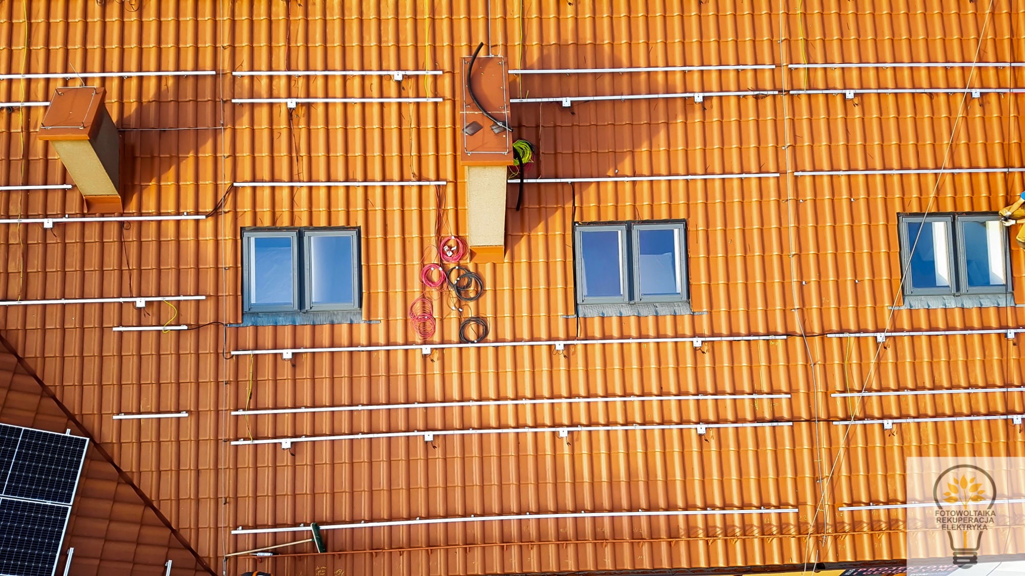 Zdjęcie dachu z profilami i kablami
