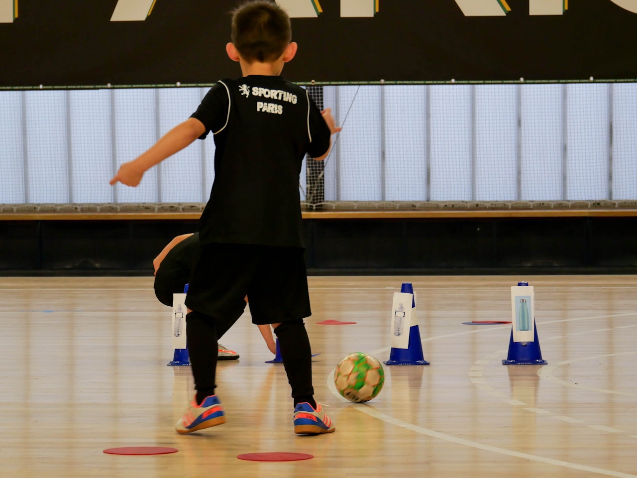 Sensibiliser les jeunes au zéro plastique lors des entrainements sportifs avec le Sporting Club de Paris 