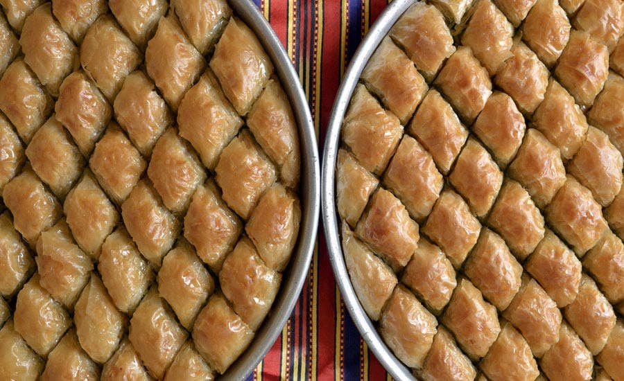 tepsi içerisinde ev yapımı baklava