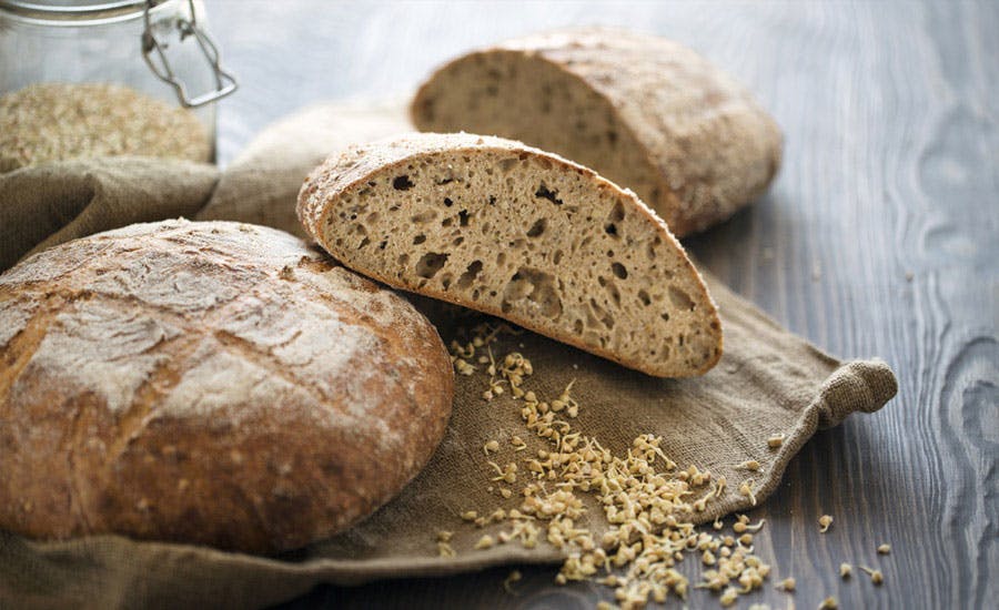 ekşi maya ile hazırlanmış ve dilimlenmiş ekmek