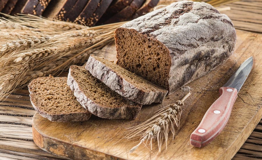 ekmek tahtası üzerinde cavdar ile hazırlanmış yöresel ekmek 