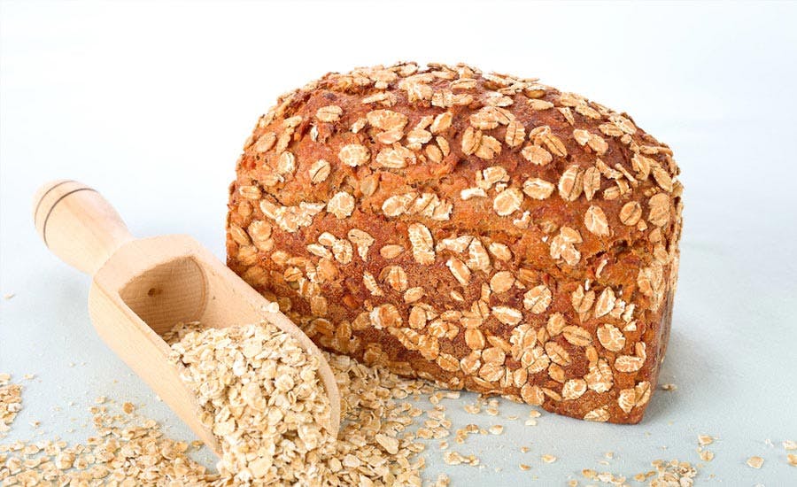 üzeri yulaf ile kaplanmış ekmek