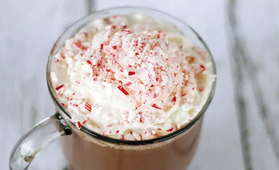kremalı ve şeker parçacıklı sıcak çikolata