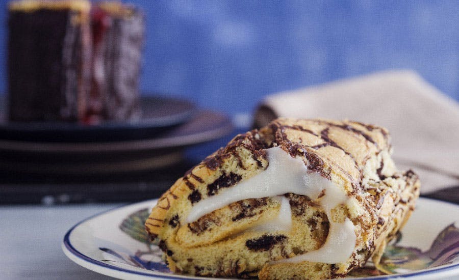 kestane kreması ve muhallebi ile hazırlamış rulo pasta